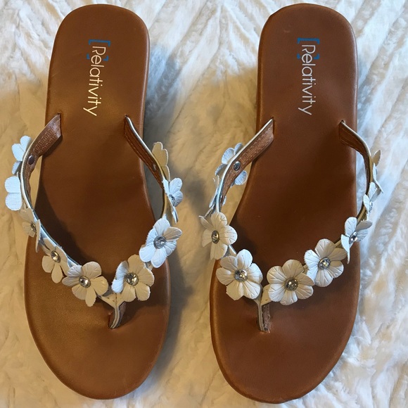 Relativity Shoes - Relativity wedge sandal flip flop, white flowers